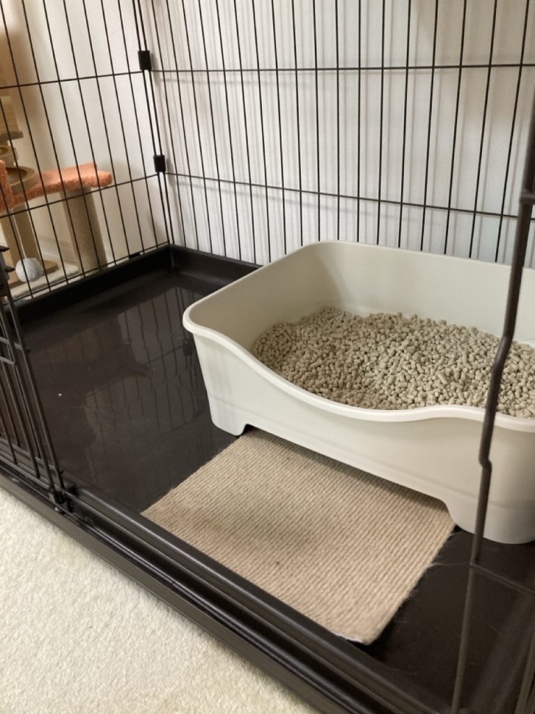猫用ケージ1段目に設置したデオトイレらくらくシンプル