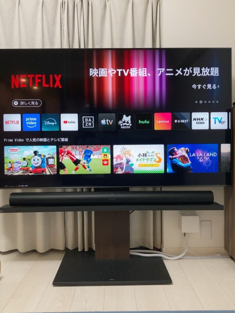 Hisense 65U8RをWALL V5に設置した様子