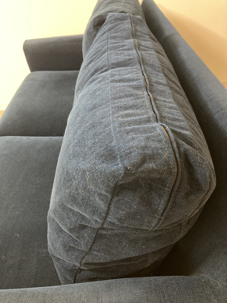 手でほぐした後のNOYESソファの背クッション