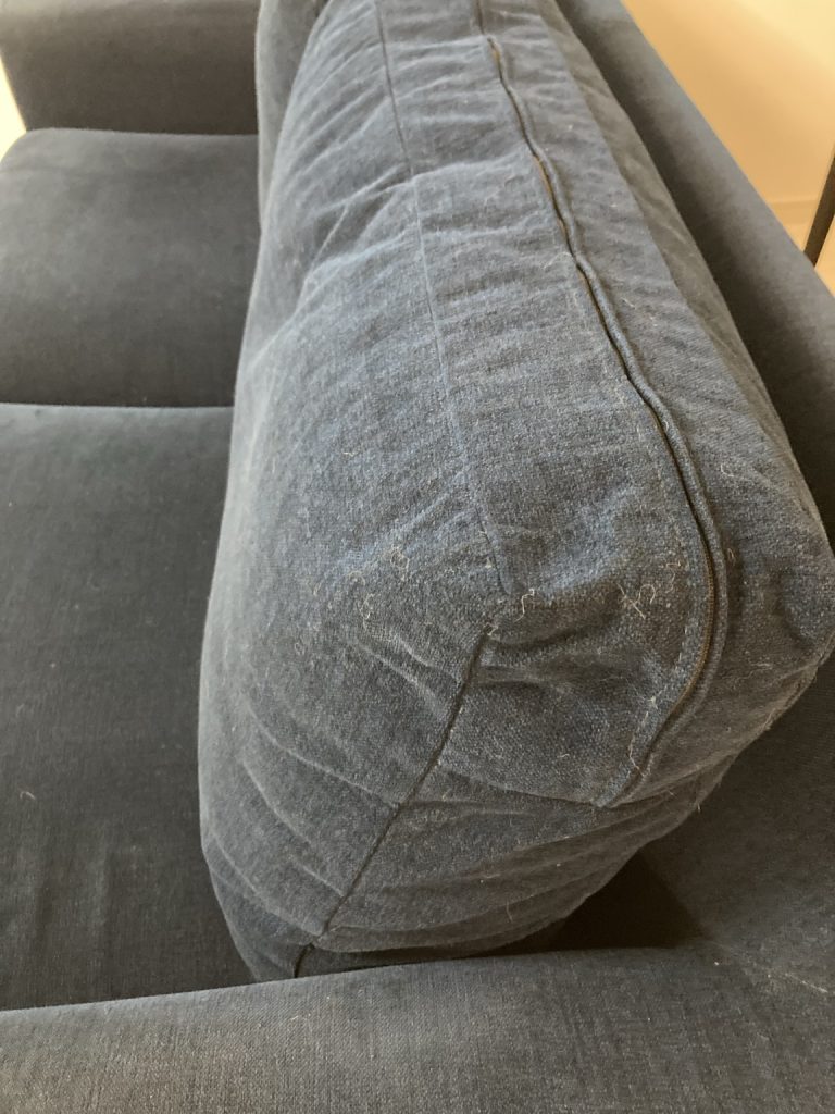 手でほぐす前のNOYESソファの背クッション