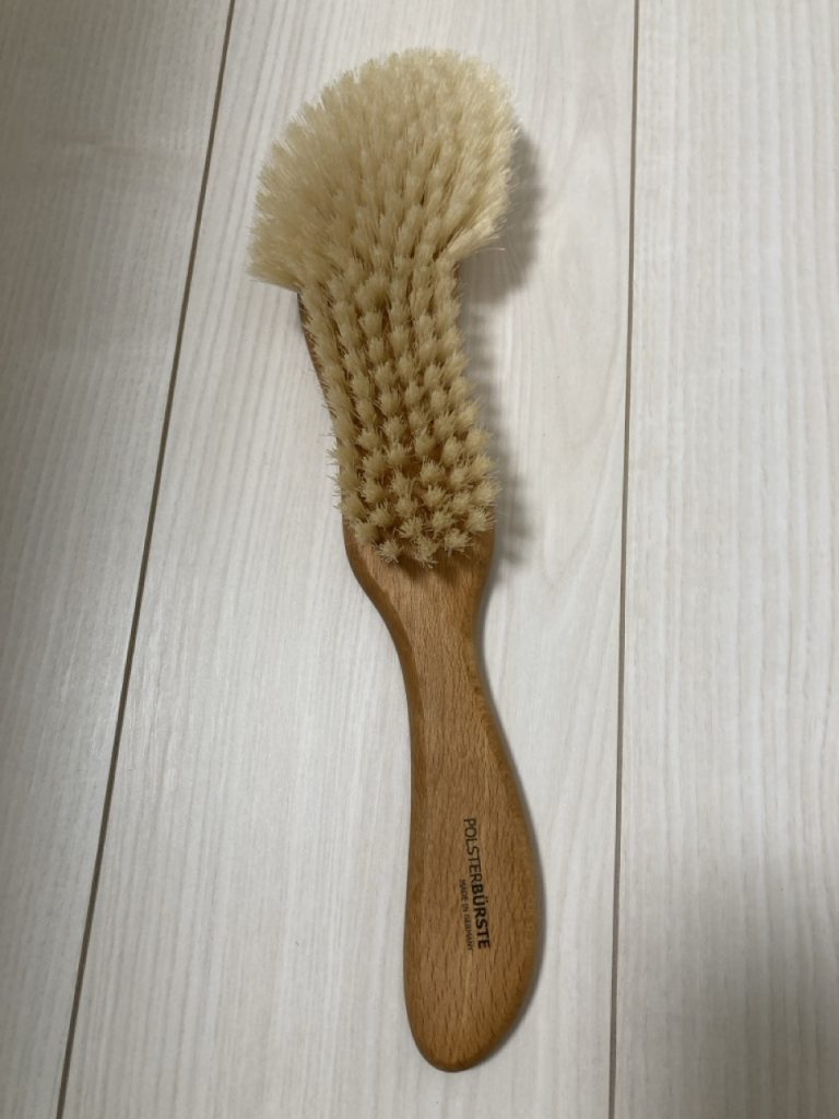 ソファの埃を書き出すのに使用しているRedecker(レデッカー) ソファー/クッションブラシ