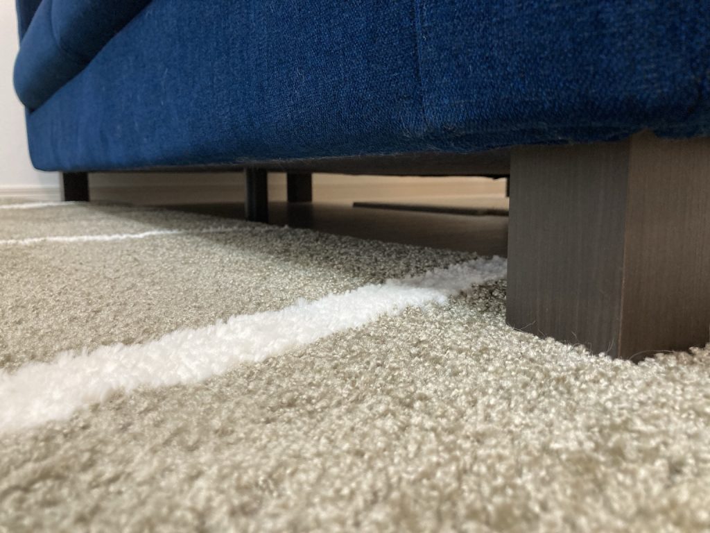 ソファ下の中央支持脚と手前の木製脚