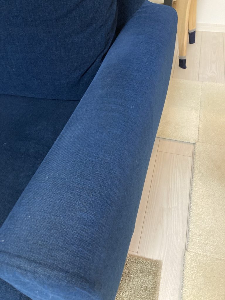 猫2匹が日常的に爪とぎするNOYESソファの左肘掛け