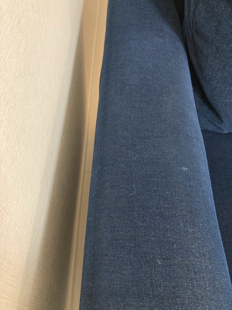 壁際にあり猫があまり爪とぎしないNOYESソファの右肘掛け