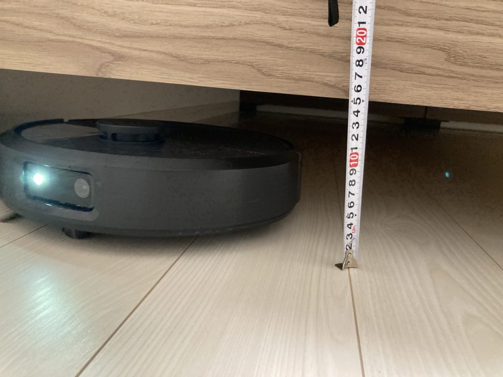 ベッド下を清掃するRoomba Plus 505 Comboと床からの高さ