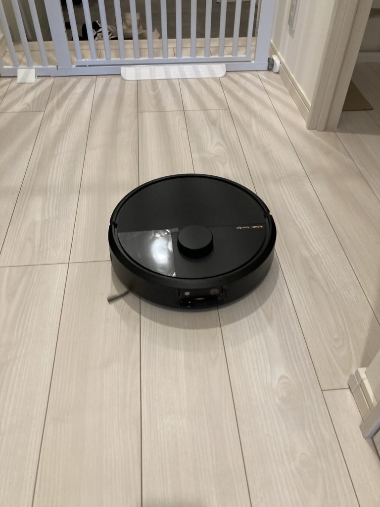 フローリングを清掃するRoomba Plus 505 Combo