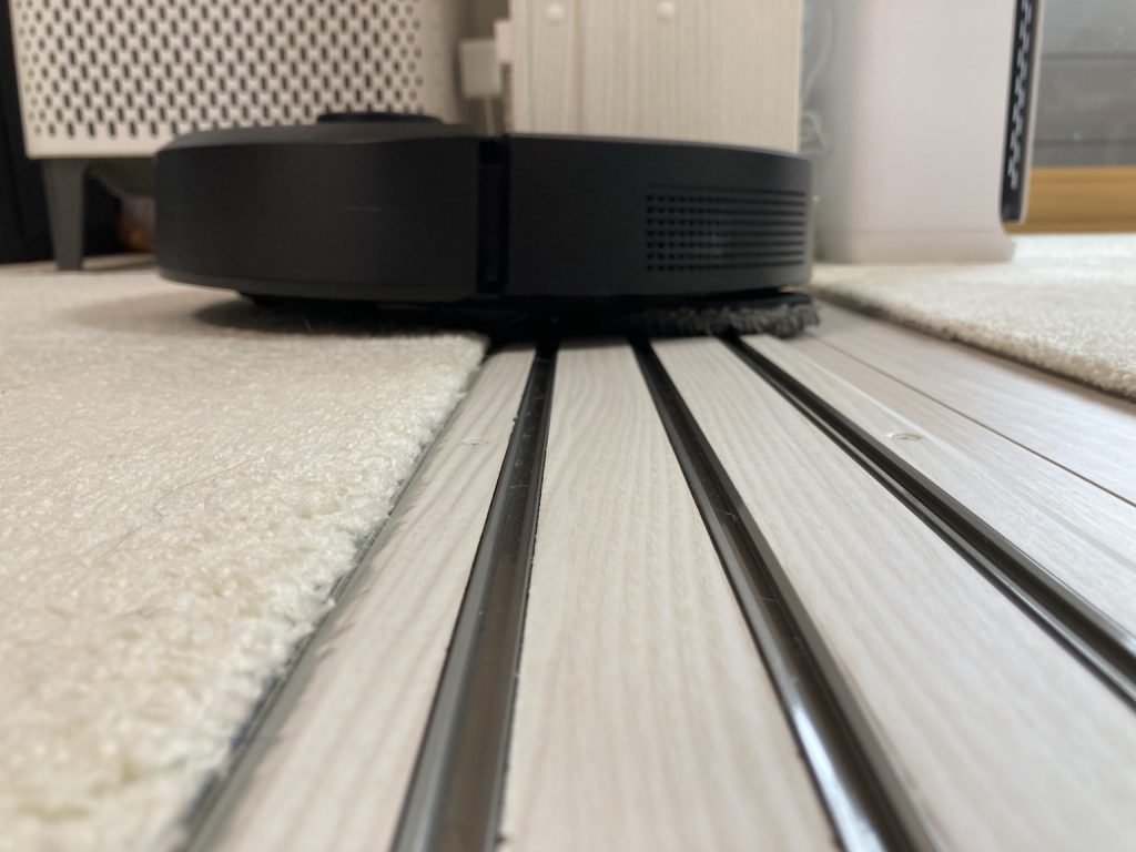 約1cmの防音マットに乗り上げるRoomba Plus 505 Combo