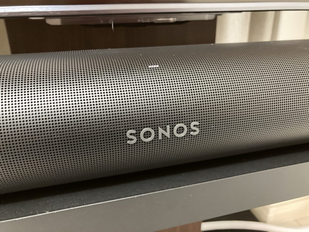 Sonos Arc Ultra前面のパンチング外装とSONOSロゴ